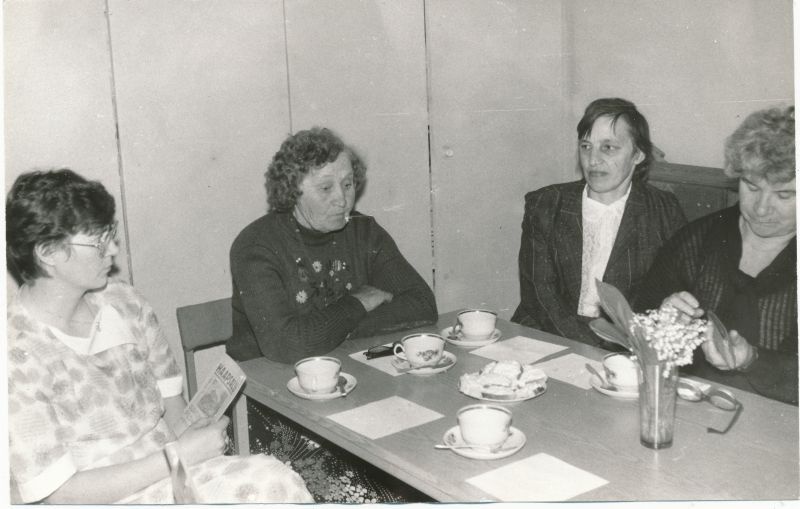 Foto. Haapsalu RSS postiside veteranide kokkutulek Haapsalu Sidesõlmes mais 1988. H.Peek,  E.Junts, S.Kopli, E.Jõgisalu.