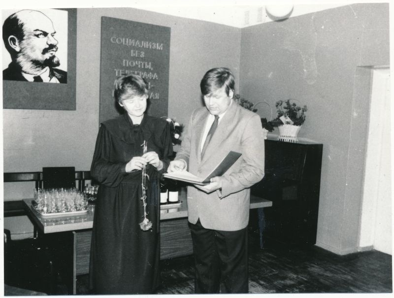 Foto. Haapsalu RSS kaadriinspektori Milvi Kelneri 55. aasta juubel sidesõlme saalis Tamme 21a 1989. Õnne soovib direktor Rein Mets.