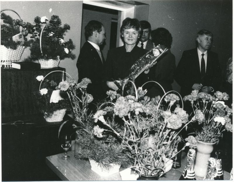 Foto. Haapsalu RSS kaadriinspektori Milvi Kelneri 55. aasta juubel sidesõlme saalis Tamme 21a 1989.