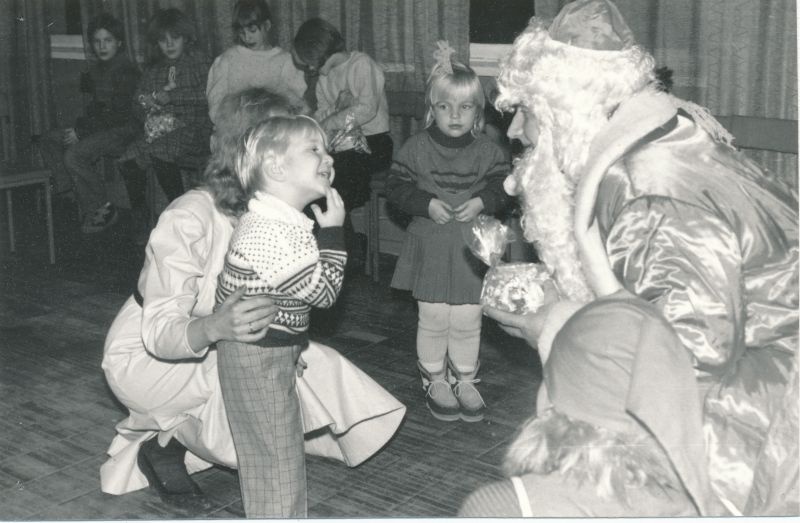 Foto. Lääne Telefonivõrgu töötajate jõulu-nääri perepidu detsember 1991.
