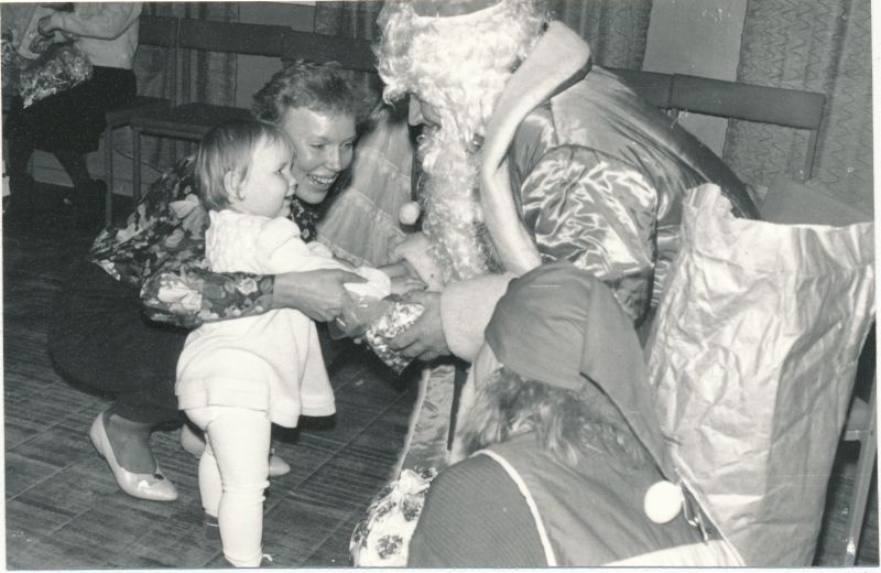 Foto. Lääne Telefonivõrgu töötajate jõulu-nääri perepidu detsember 1991.