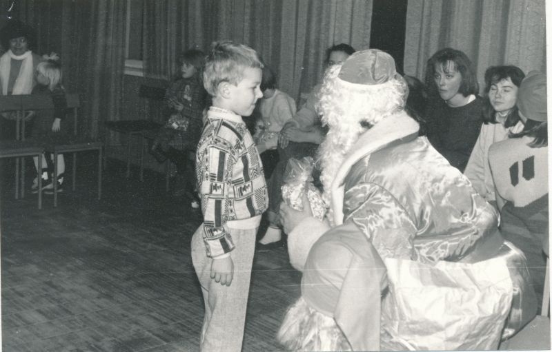 Foto. Lääne Telefonivõrgu töötajate jõulu-nääri perepidu detsember 1991.