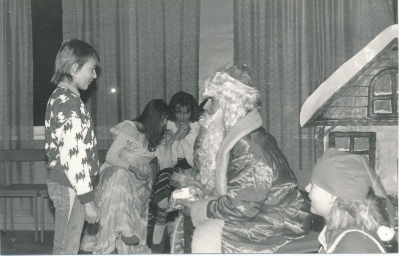 Foto. Lääne Telefonivõrgu töötajate jõulu-nääri perepidu detsember 1991.