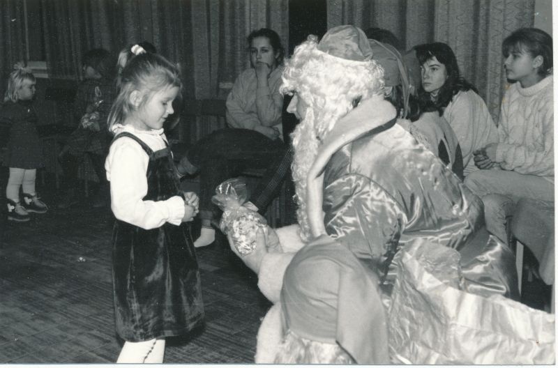 Foto. Lääne Telefonivõrgu töötajate jõulu-nääri perepidu detsember 1991.