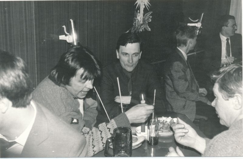 Foto. Lääne Telefonivõrgu töötajate jõulu-nääri perepidu detsember 1991. Aimar Nurges, Tõnu Põder.