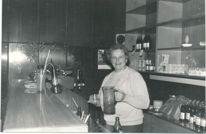 Foto. Lääne Telefonivõrgu töötajate jõulu-nääri perepidu detsember 1991. Puhvetipidaja Noomi Somelar.