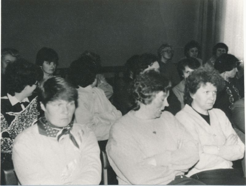 Foto. Läänemaa Sidesõlme a/ü viimane konverents Tamme 21a saalis 24. mail 1991.