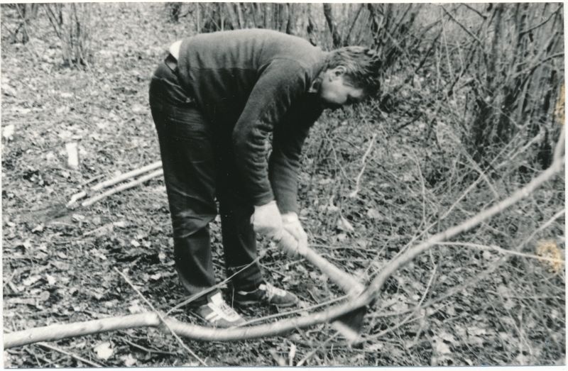 Foto. Läänemaa Sidesõlme töötajad Valgeväljal ehitusplatsi võsast ja metsast puhastamas kevadel 1991. Priit Palm.