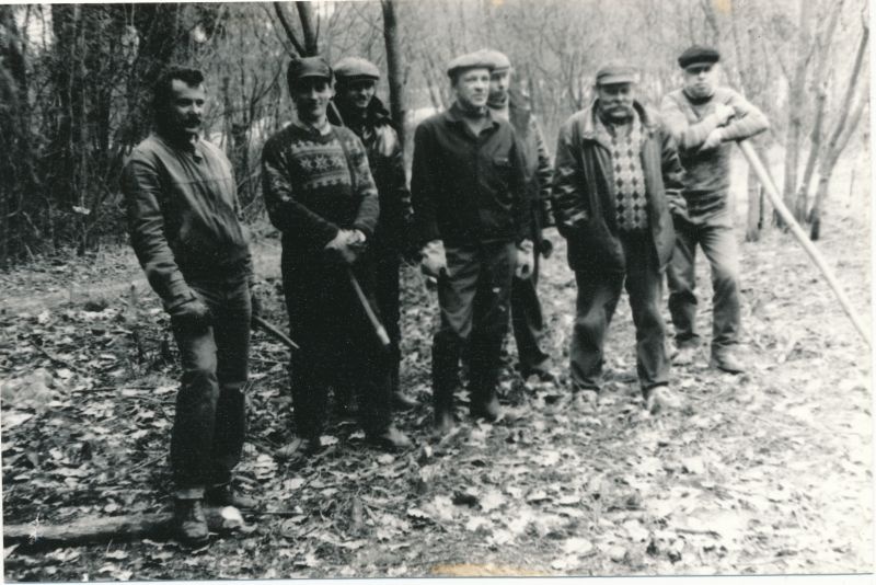 Foto. Läänemaa Sidesõlme töötajad Valgeväljal ehitusplatsi võsast ja metsast puhastamas kevadel 1991.