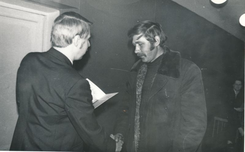 Foto. Sidesõlme abonentpunkti ehitamise võistlus: V. Lazarevi autasustamine. Foto V. Pärtel, 1982