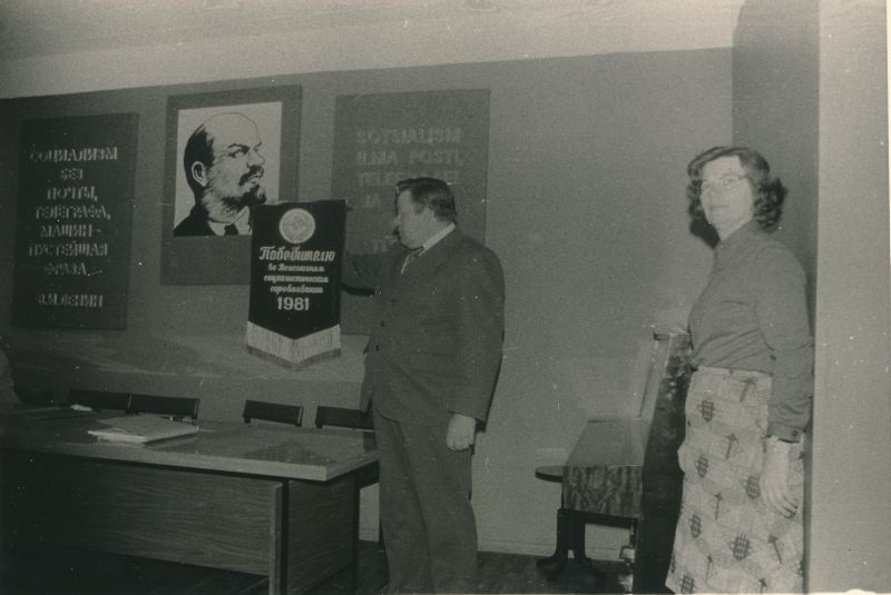 Foto. Üleliidulise sots. võistluse võitja vimpli üleandmine Lihula liinitehnilisele jaoskonnale. Foto V. Pärtel, 1982