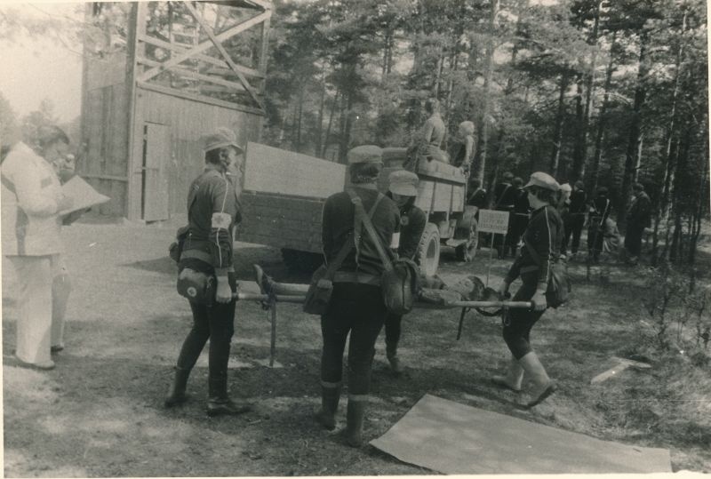Foto. Ülerajooniline tsiviilkaitse sanitaarsalkade võistlus Paralepas, sidelaste võistkond. Foto V. Pärtel, 1982