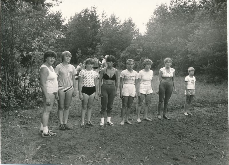 Foto. Sidetöötajate II "Väinamere mängud" Haapsalu rajoonis Kirimäel. Hiiumaa rahvastepalli võistkond. Foto V. Pärtel, 1985