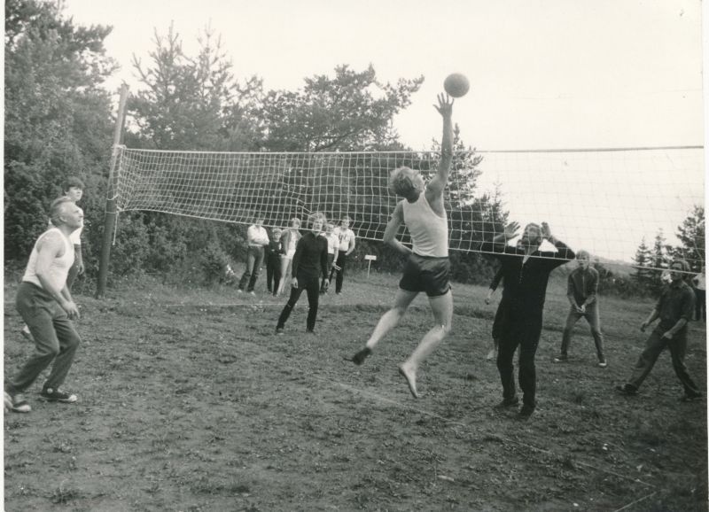 Foto. Sidetöötajate II "Väinamere mängud" Haapsalu rajoonis Kirimäel. Saarlaste võrkpalli meeskond. Foto V. Pärtel, august 1985