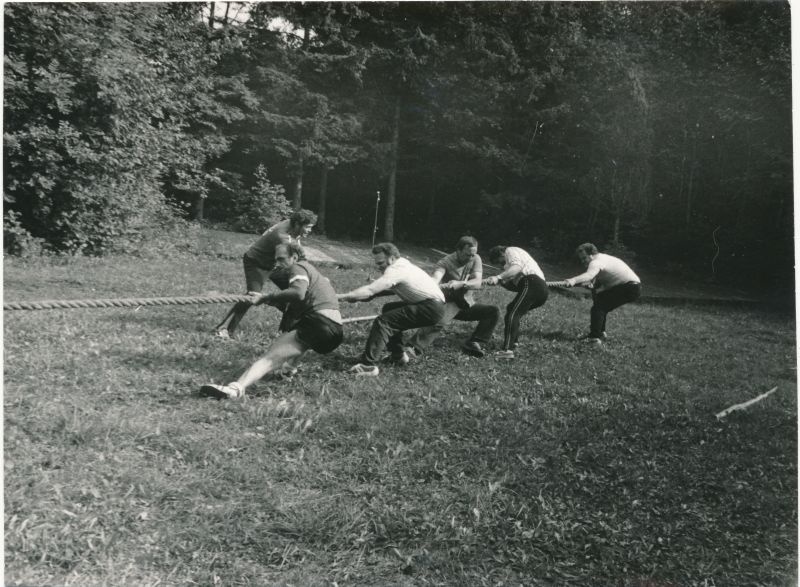 Foto. Sidetöötajate II "Väinamere mängud" Haapsalu rajoonis Kirimäel. Hiiumaa köievedajad. Foto V. Pärtel, august 1985