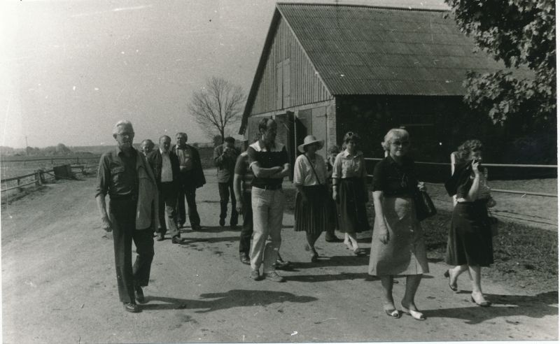 Foto. Isetegevuslike muuseumi töötajate seminar-õppereis Pärnu rajooni. Foto V. Pärtel, 28.-30. mai 1985