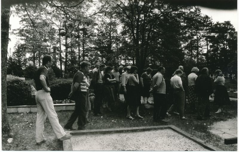 Foto. Isetegevuslike muuseumi töötajate seminar-õppereist osavõtjad Pärnu rajoonis Häädemeeste kalmistul. Foto V. Pärtel, 28.-30 mai 1985