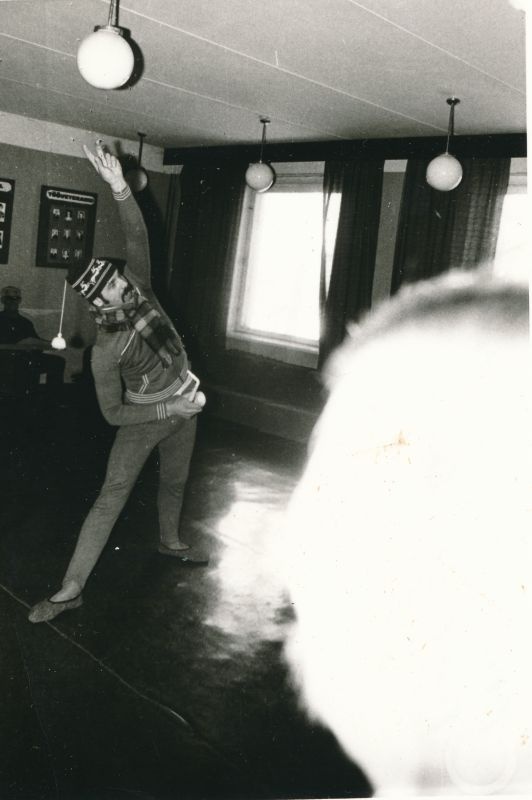Foto. Naistepäeva tähistamine Haapsalu Sidesõlmes. Vello Nõupuu näitab harjutusi ette. Foto V. Pärtel, 1984