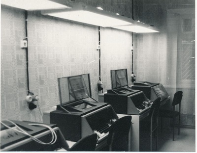 Foto. Läänemaa Telefonivõrgu telegraafi aparaadisaal uutes ruumides Kalda tn. 2 1992.  similar photo