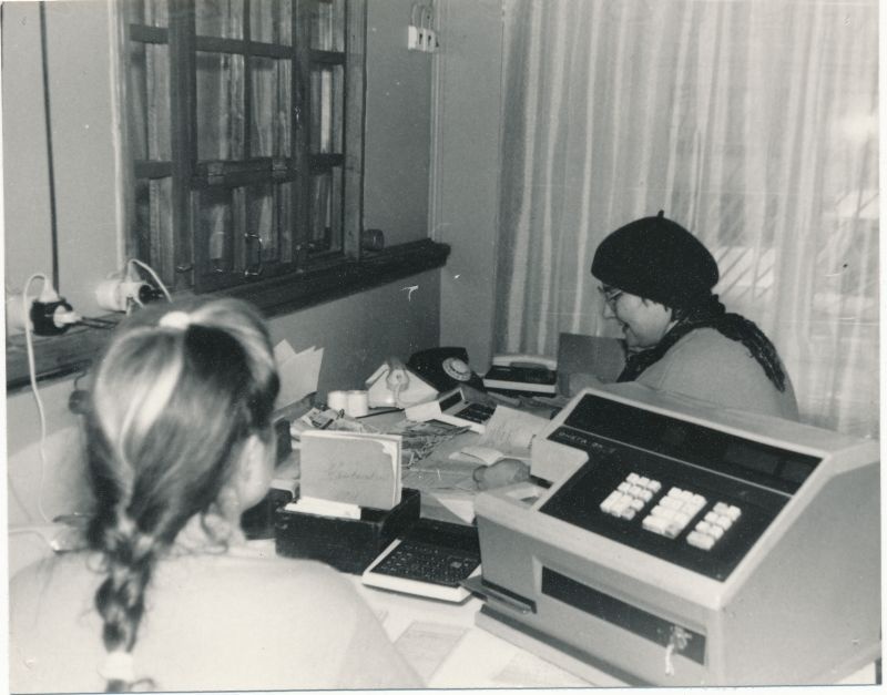Foto. Läänemaa Telefonivõrgu telegraafi kassa uutes ruumides Kalda tn. 2 1992.