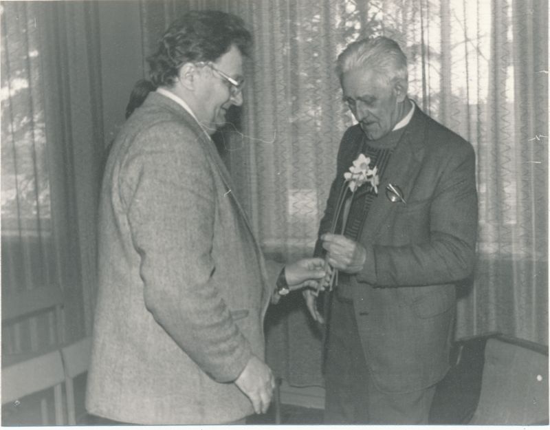 Foto. Läänemaa Telefonivõrk. Jaan Laansoo 80. aasta juubel 28. aprill 1992. Õnnitleb Voldemar Kranich.