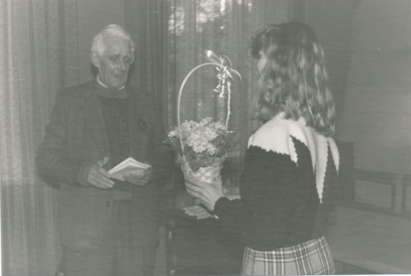 Foto. Läänemaa Telefonivõrk. Jaan Laansoo 80. aasta juubel 28. aprill 1992. Õnnitleb ökonomist Helgi Mitt.