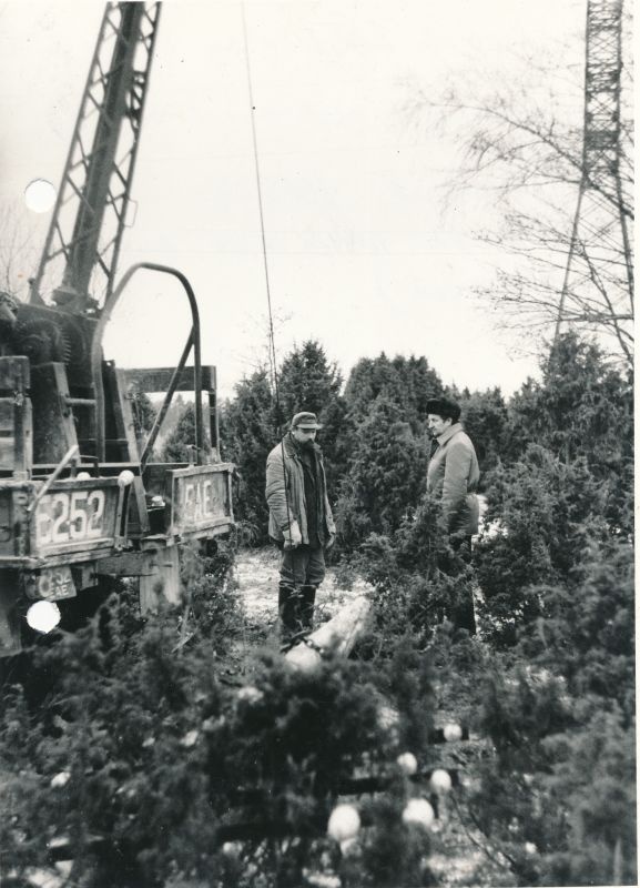 Foto. Haapsalu STES Hiiumaa sidelased puusposti püstitajaga 1977. Premal Hiiumaa tsehhi ülema asetäitja Kalju Järva.
