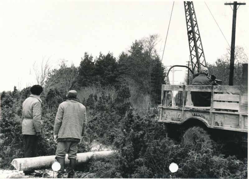 Foto. Haapsalu STES Hiiumaa sidelased puusposti püstitajaga  1977.