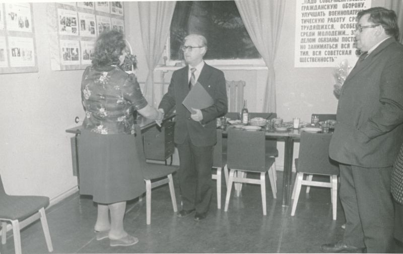 Foto. Haapsalu sidesõlme tsiviilkaitse staabiülema Aleksei Netšetovi 50. juubel. Foto v. Pärtel, 1983