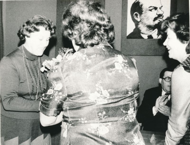 Foto. Haapsalu kaugsidetsehhi vanemtelefonisti S. Niinemetsa õnnitlemine. Foto H. Tau, detsember 1983