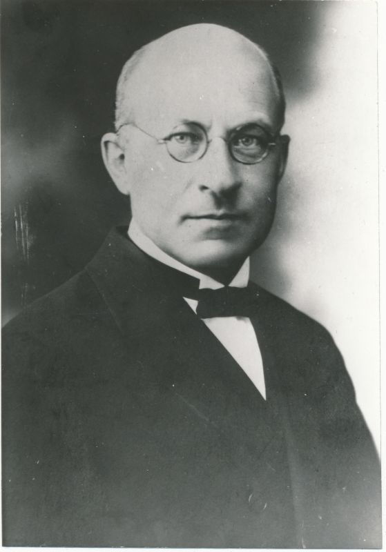 Foto. Haapsalu ja Hiiumaa sidelased 1930 - 1956. Kuressaare Postkontori ülem Boris Müürsoo 1930a. Ümberpildistus.