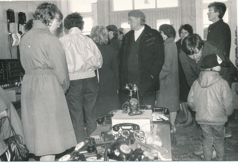 Foto. Karuse Sidemuuseum 1987. Haapsalu Sidesõlme töötajad tutvuvad muuseumi väljapanekuga.