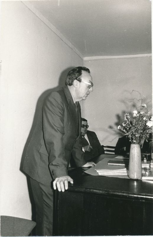 Foto. Karuse Sidemuuseum 1986. Nõukogu esimees Vambola Pärtel.
