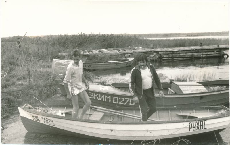 Foto. "Väinamere Sidemängud" Kingissepa rajoonis Ruhves 1986. Haapsalu RSS kalapüügi võistkond. Raul Spitsmeister ja Mati Toome.