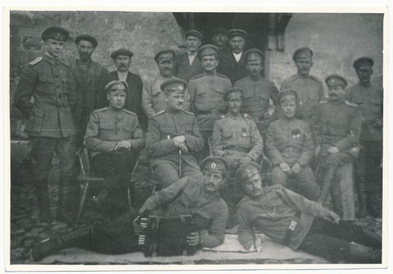 Foto. Sõjaväe töökolonn Kuressaares. 1917. Ümberpildistus.