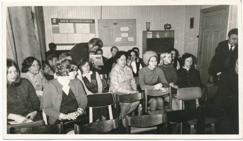 Foto. NSVL 50. aastapäeva  mälestusvimpli  üleandmine Haapsalu STES kollektiivile, 1972
