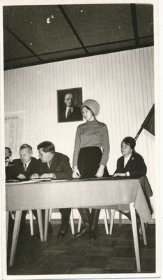 Foto. NSVL 50. aastapäeva  mälestusvimpli  üleandmine Haapsalu STES kollektiivile, 1972  similar photo