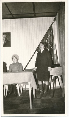 Foto. NSVL 50. aastapäeva  mälestusvimpli  üleandmine Haapsalu STES kollektiivile, 1972  similar photo
