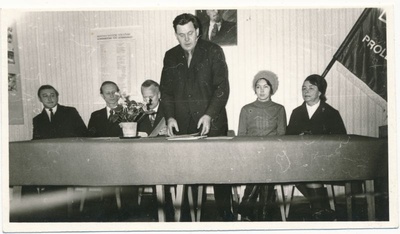 Foto. NSVL 50. aastapäeva  mälestusvimpli  üleandmine Haapsalu STES kollektiivile, 1972  similar photo