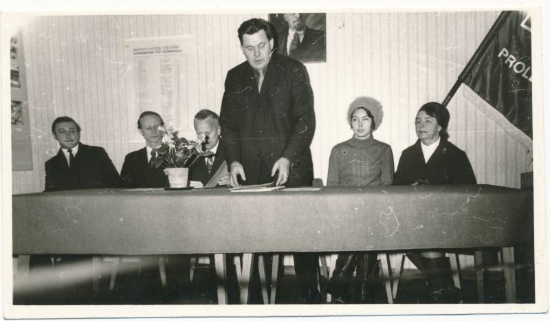 Foto. NSVL 50. aastapäeva  mälestusvimpli  üleandmine Haapsalu STES kollektiivile, 1972