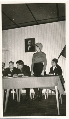 Foto. NSVL 50. aastapäeva  mälestusvimpli  üleandmine Haapsalu STES kollektiivile, 1972  similar photo