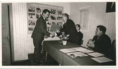 Foto. NSVL 50. aastapäeva  mälestusvimpli  üleandmine Haapsalu STES kollektiivile, 1972  similar photo