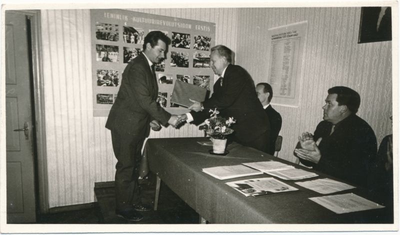 Foto. NSVL 50. aastapäeva  mälestusvimpli  üleandmine Haapsalu STES kollektiivile, 1972