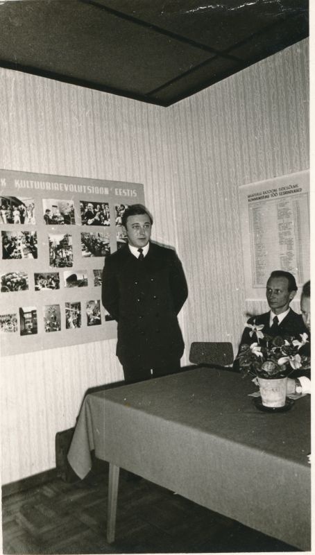 Foto. NSVL 50. aastapäeva  mälestusvimpli  üleandmine Haapsalu STES kollektiivile, 1972