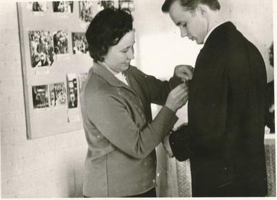 Foto. V.I. Lenini mälestusmedali üleandmine Haapsalu STES töötajatele, 1972  similar photo