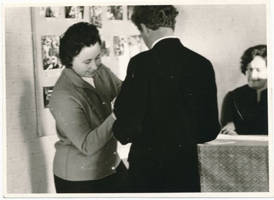 Foto. V.I. Lenini mälestusmedali üleandmine Haapsalu STES töötajatele, 1972  similar photo