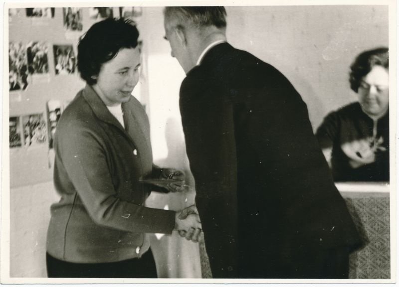 Foto. V.I. Lenini mälestusmedali üleandmine Haapsalu STES töötajatele, 1972