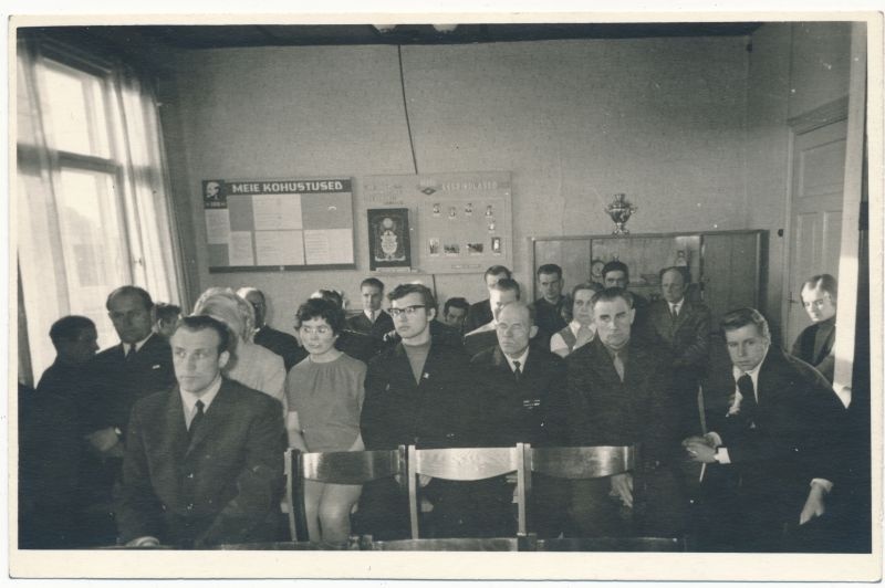 Foto. V.I. Lenini mälestusmedali üleandmine Haapsalu STES töötajatele, 1972