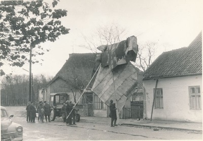 Foto. Saaremaa sideliinide tormikahjustuste likvideerimine 1969. aasta lõpus  duplicate photo