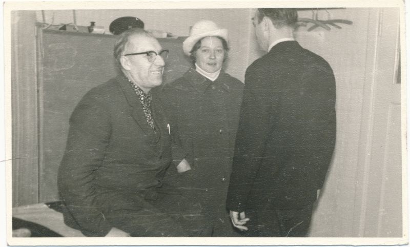 Foto. Saaremaa sideliinide tormikahjustuste likvideerimine1969. aasta lõpus. Mandri töömeeste ärasaatmise õhtu